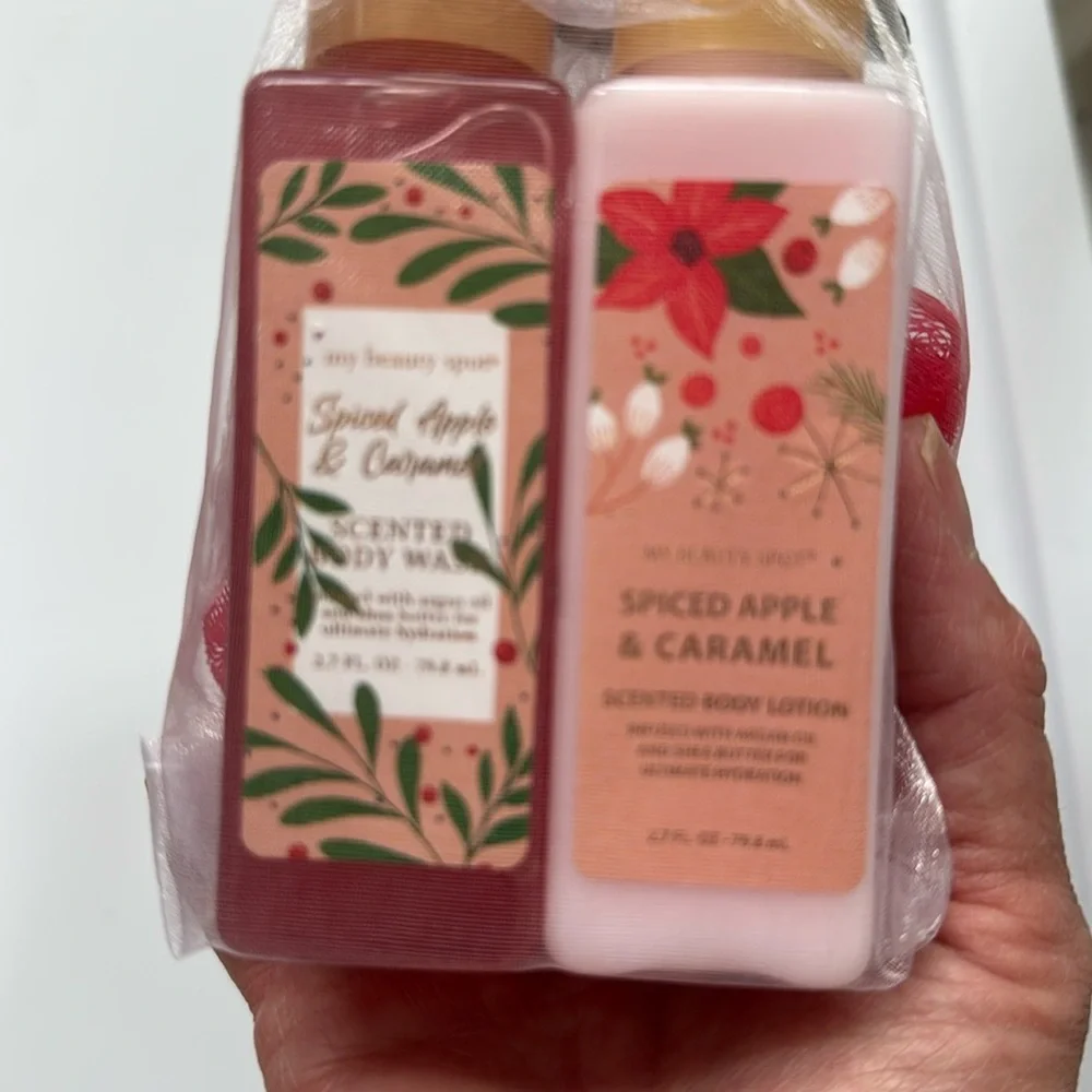 Spiced Apple & Caramel Scented Body Wash, Lotion & Pouf Set NEW